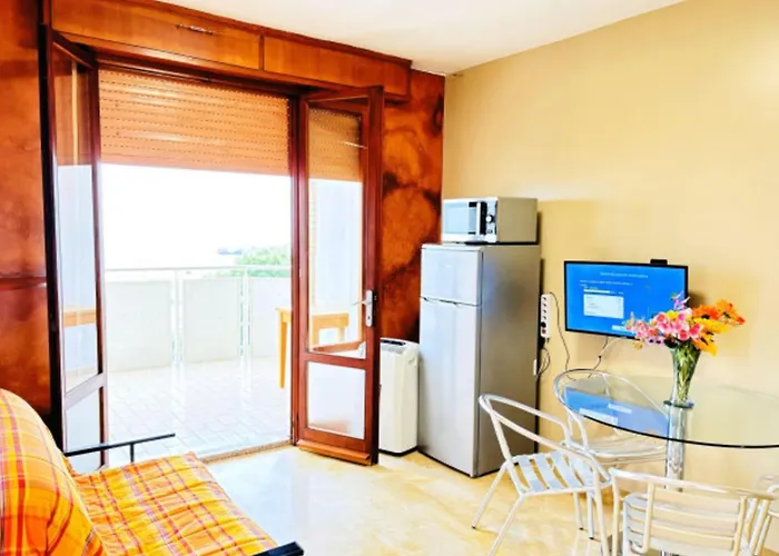 Flat With Wonderful Sea View-beahost Apartment